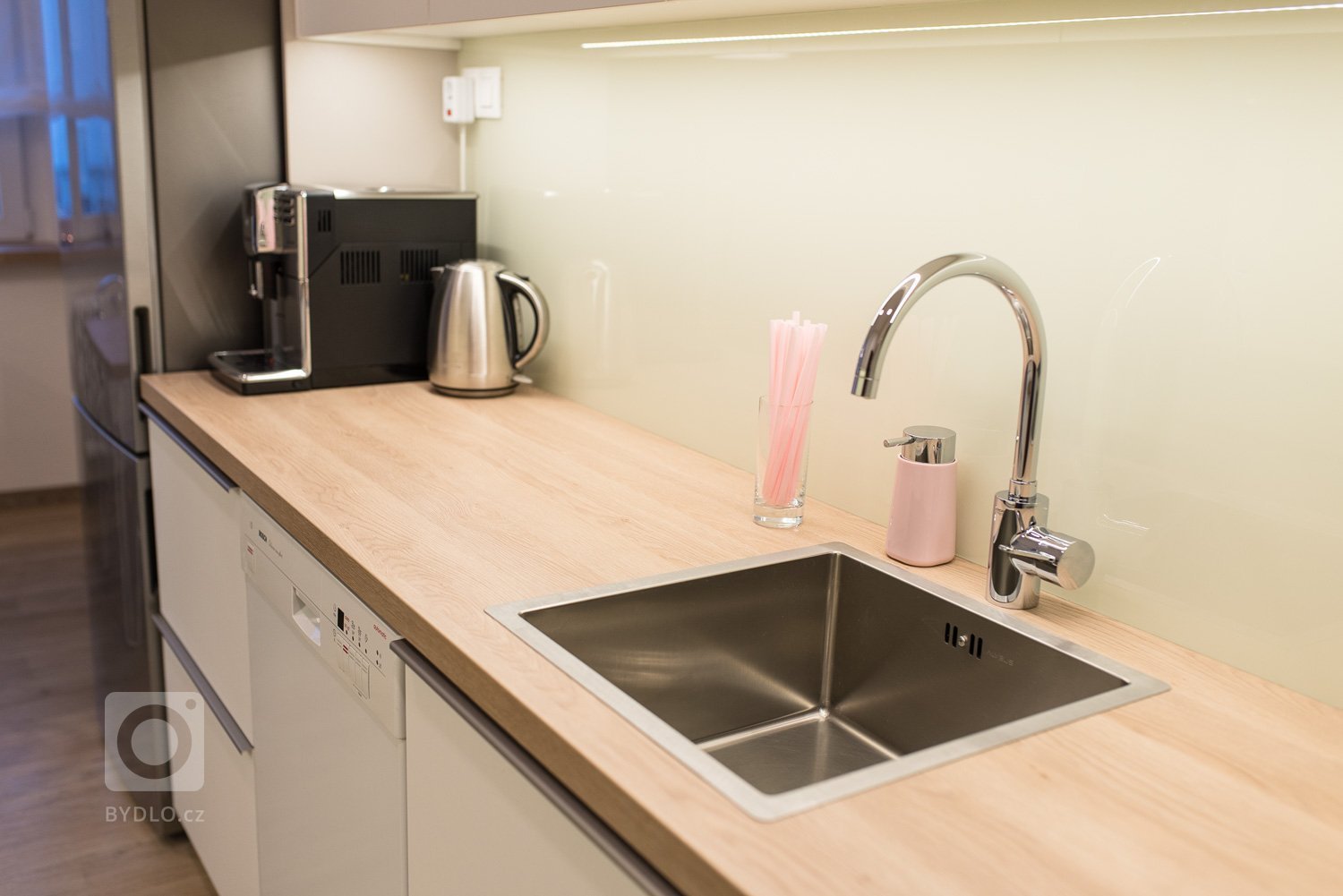 Rekonstrukce panelového bytu&nbsp; - vše ve světlých neutrálních tónech a čistých liniích. Hlavním cílem bylo místnosti co nejvíce sjednotit a provzdušnit.
