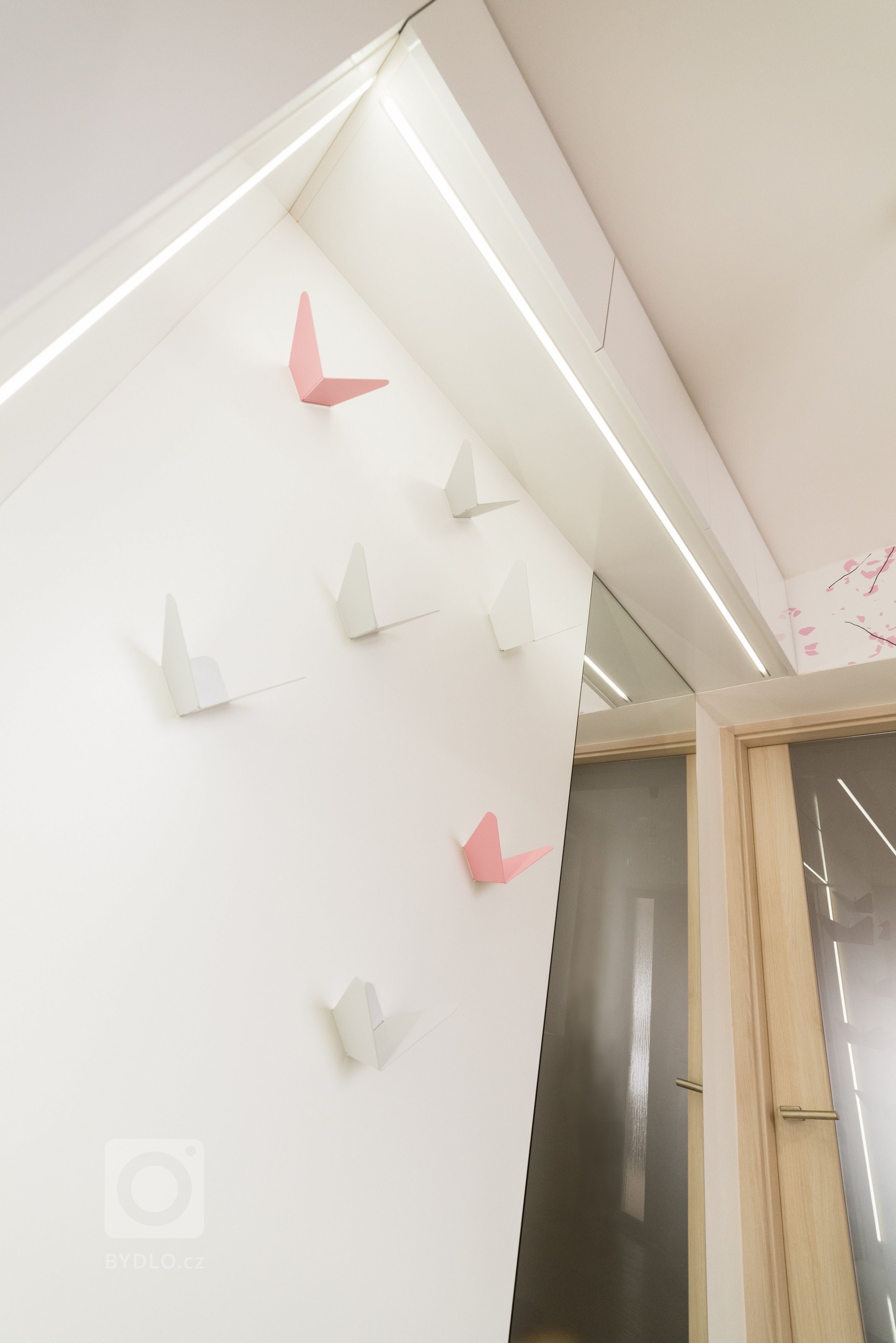 Dominantou malého zádveří RD je tapeta s motivem bříz od finské značky Marimekko, která je známá svým osobitým severským designem. Netradiční jsou i věšáky,…