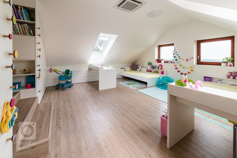 Prostorný slunný pokojíček je orientován na jih a je určen pro dvě holky &ndash; dvojčata.&nbsp; Podkroví nabízí dostatek místa pro hry i úložné prostory.…