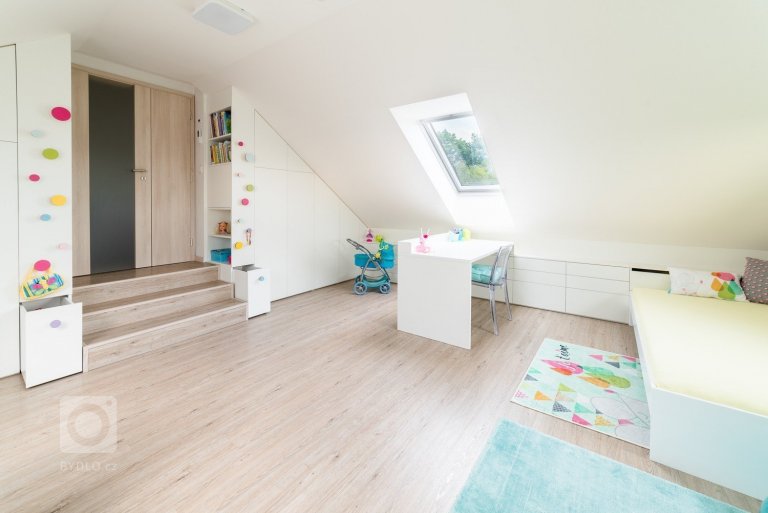 Prostorný slunný pokojíček je orientován na jih a je určen pro dvě holky &ndash; dvojčata.&nbsp; Podkroví nabízí dostatek místa pro hry i úložné prostory.…