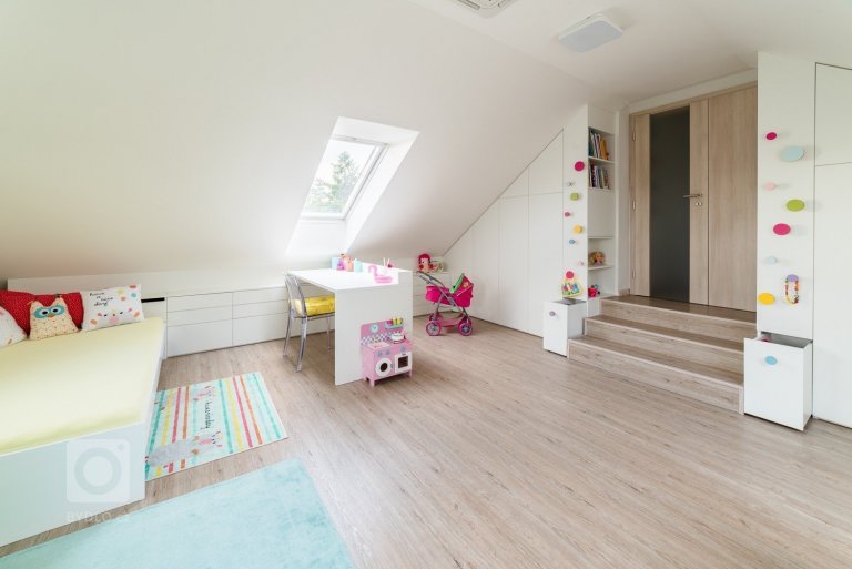 Prostorný slunný pokojíček je orientován na jih a je určen pro dvě holky &ndash; dvojčata.&nbsp; Podkroví nabízí dostatek místa pro hry i úložné prostory.…