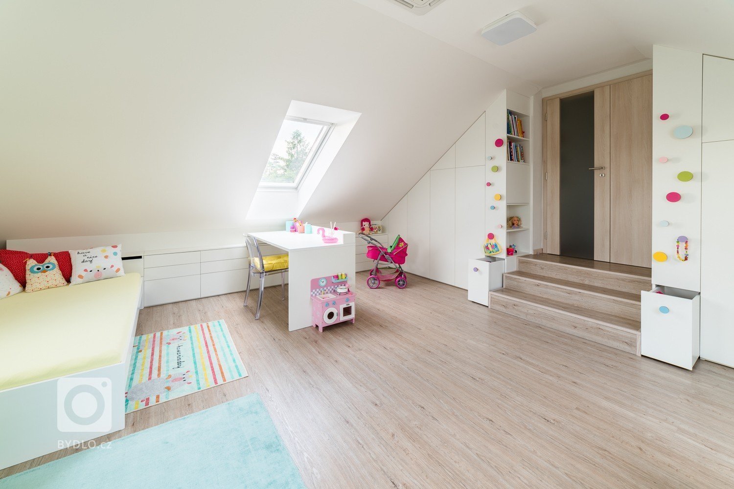 Prostorný slunný pokojíček je orientován na jih a je určen pro dvě holky &ndash; dvojčata.&nbsp; Podkroví nabízí dostatek místa pro hry i úložné prostory.…