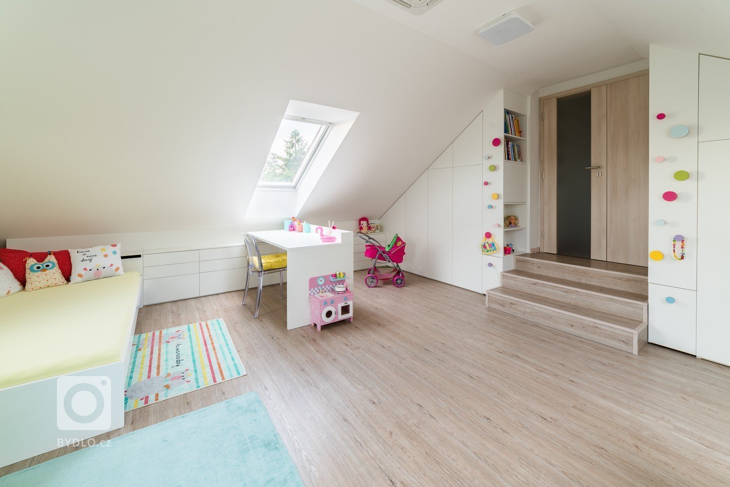 Prostorný slunný pokojíček je orientován na jih a je určen pro dvě holky &ndash; dvojčata.&nbsp; Podkroví nabízí dostatek místa pro hry i úložné prostory.…