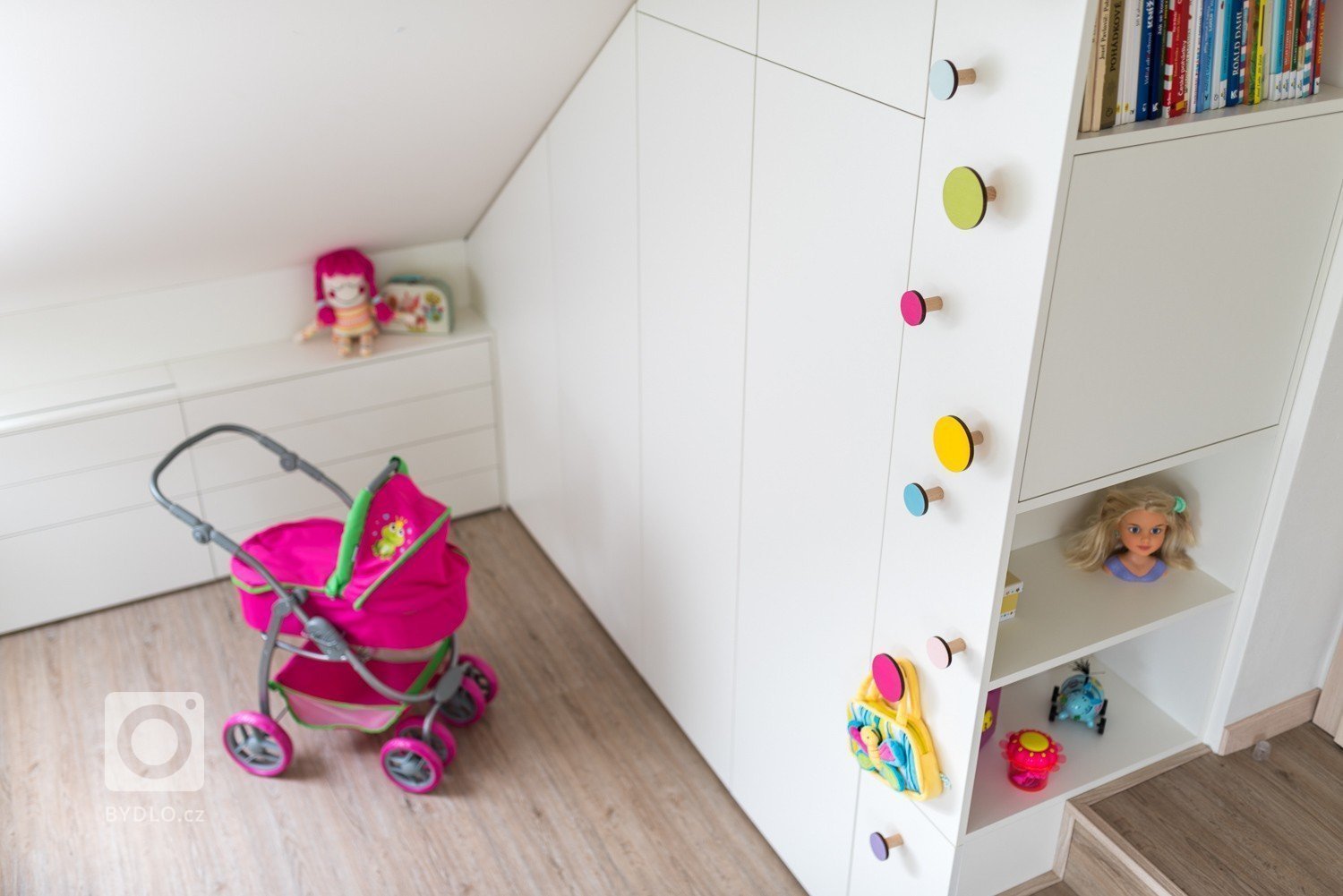 Prostorný slunný pokojíček je orientován na jih a je určen pro dvě holky &ndash; dvojčata.&nbsp; Podkroví nabízí dostatek místa pro hry i úložné prostory.…