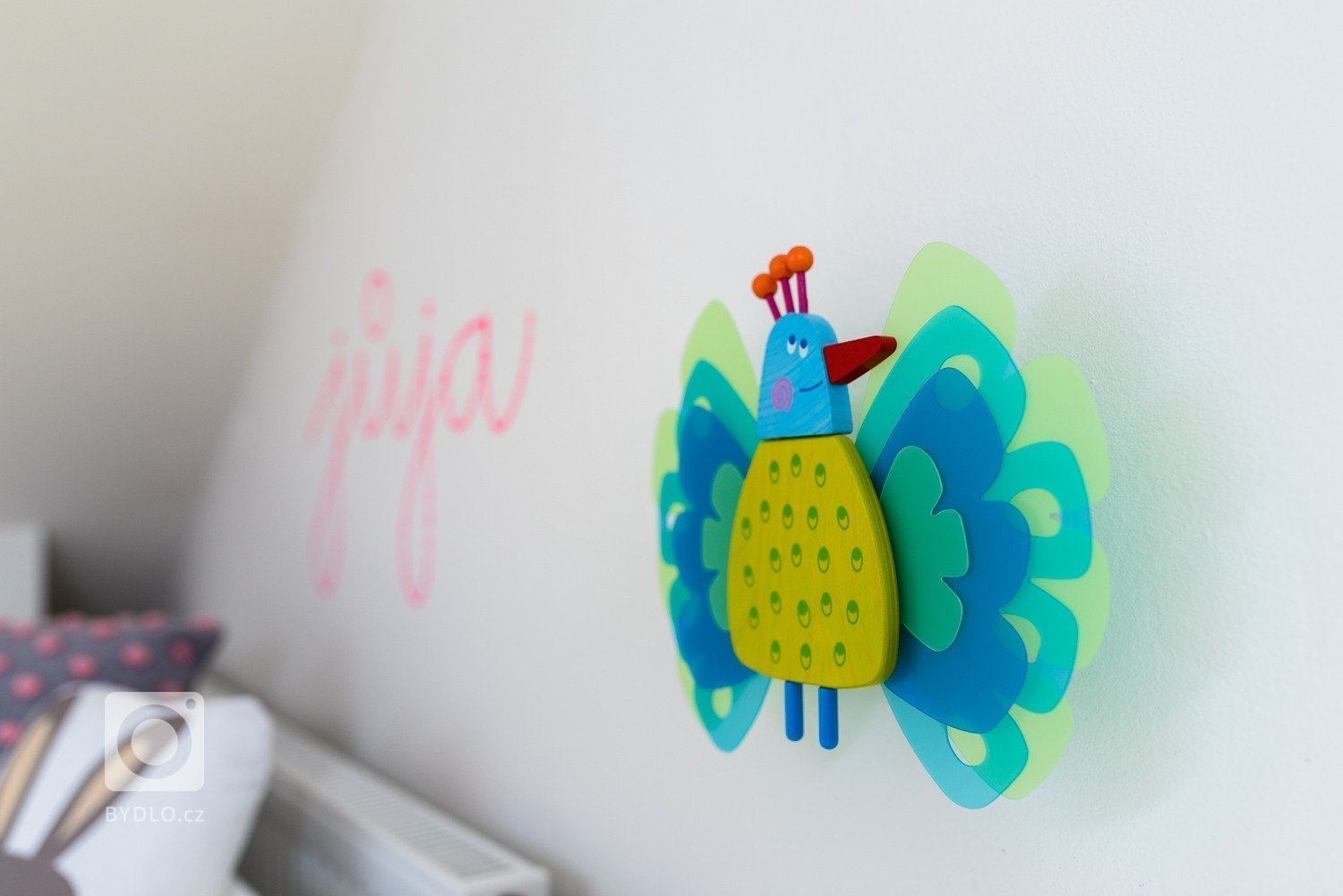 Prostorný slunný pokojíček je orientován na jih a je určen pro dvě holky &ndash; dvojčata.&nbsp; Podkroví nabízí dostatek místa pro hry i úložné prostory.…