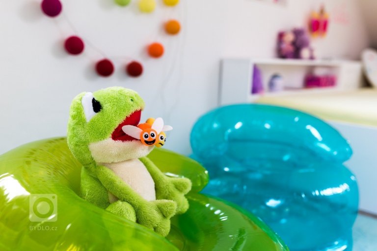 Prostorný slunný pokojíček je orientován na jih a je určen pro dvě holky &ndash; dvojčata.&nbsp; Podkroví nabízí dostatek místa pro hry i úložné prostory.…