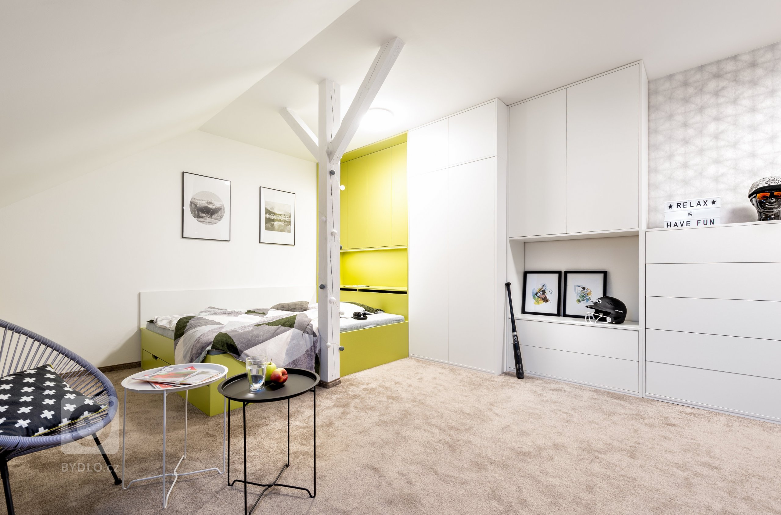 Podkrovní pokoj je přizpůsoben nárokům teenagera na pohodlí - přál si velkou a širokou postel,&nbsp;i&nbsp;nárokům na techniku - velké stoly pro PC, audio a…