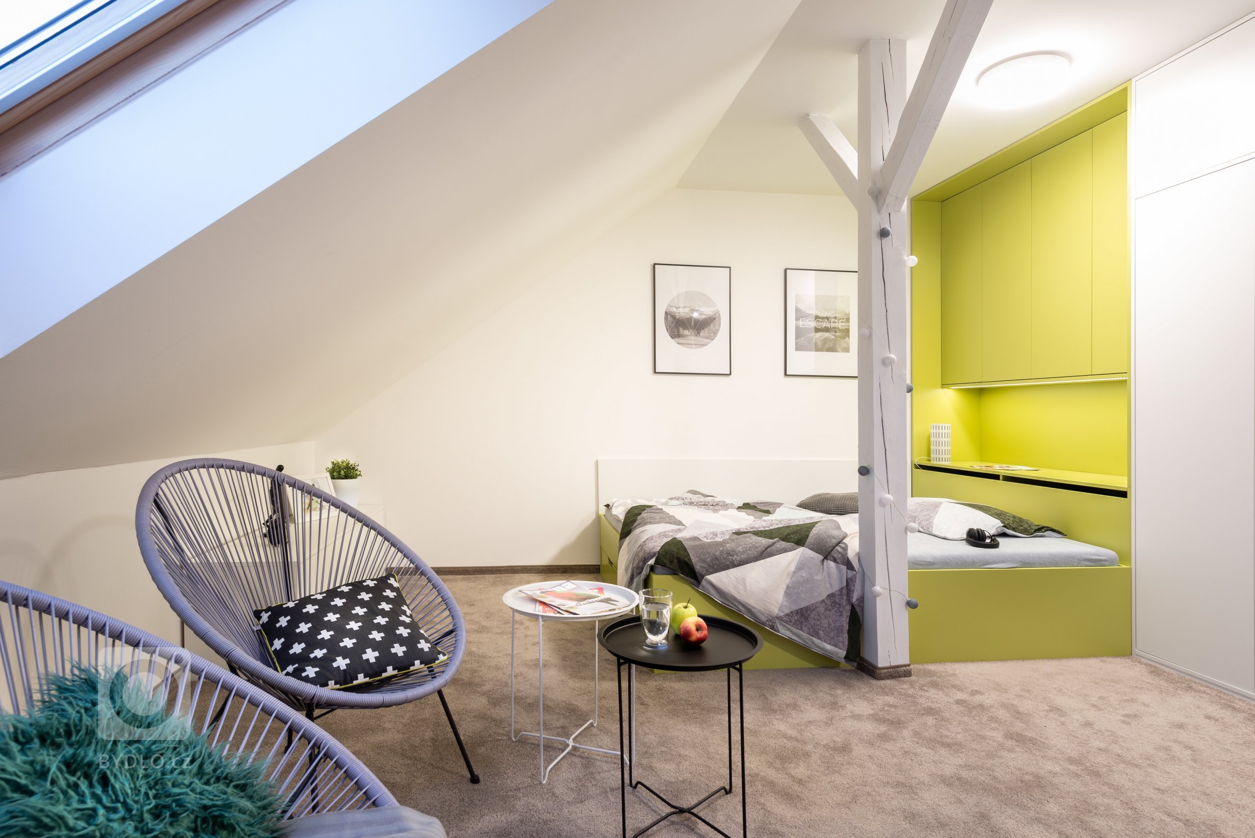 Podkrovní pokoj je přizpůsoben nárokům teenagera na pohodlí - přál si velkou a širokou postel,&nbsp;i&nbsp;nárokům na techniku - velké stoly pro PC, audio a…