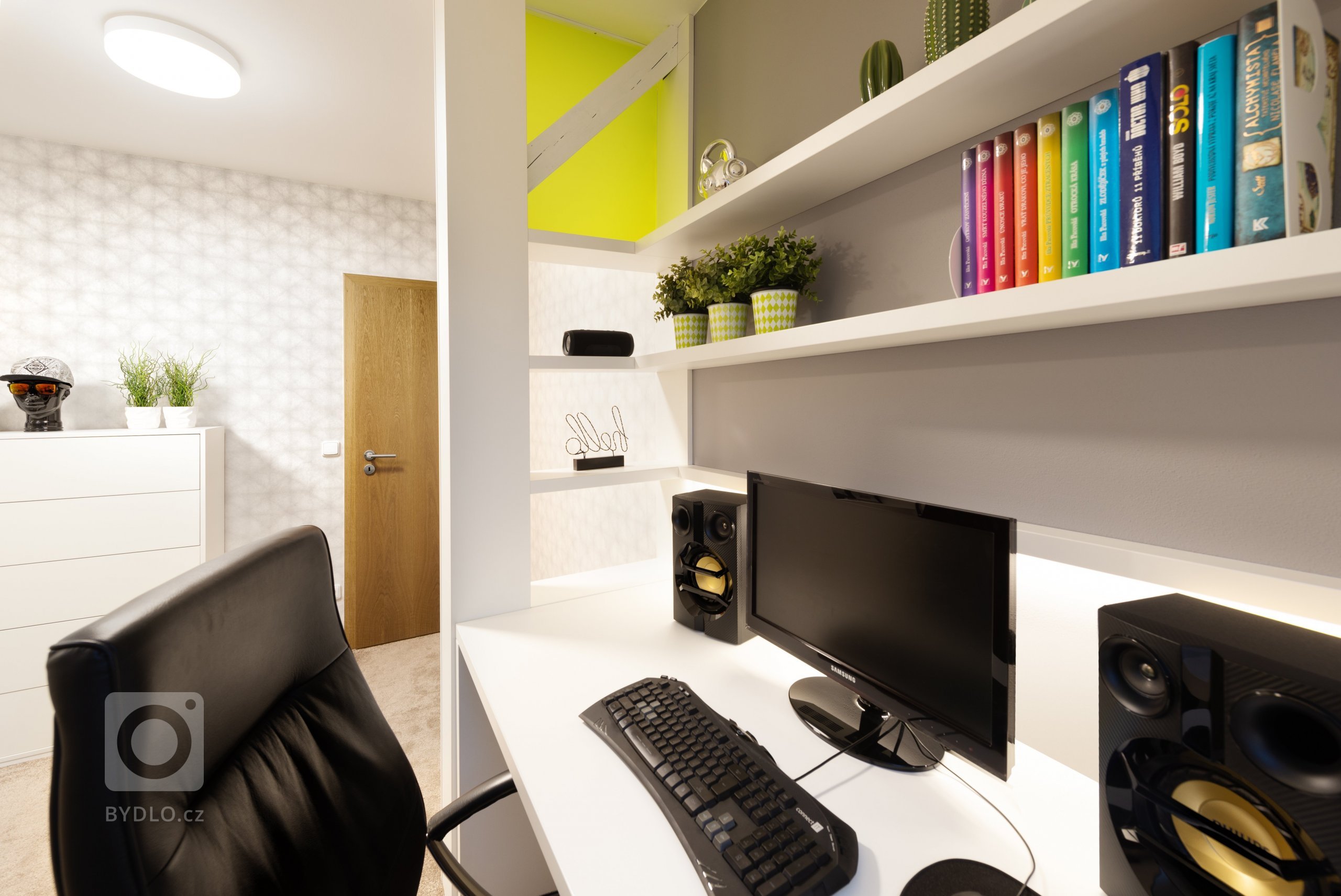 Podkrovní pokoj je přizpůsoben nárokům teenagera na pohodlí - přál si velkou a širokou postel,&nbsp;i&nbsp;nárokům na techniku - velké stoly pro PC, audio a…