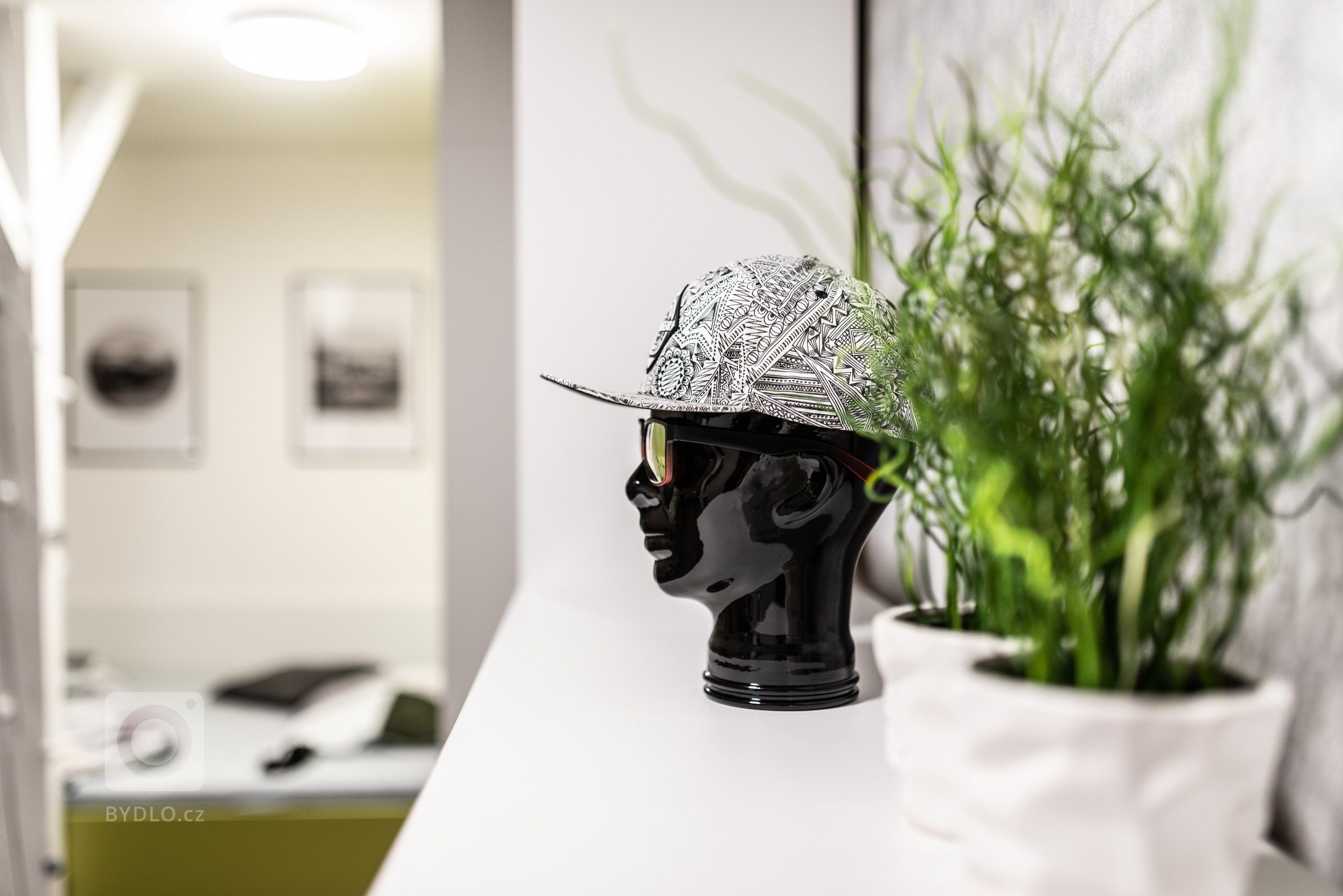 Podkrovní pokoj je přizpůsoben nárokům teenagera na pohodlí - přál si velkou a širokou postel,&nbsp;i&nbsp;nárokům na techniku - velké stoly pro PC, audio a…