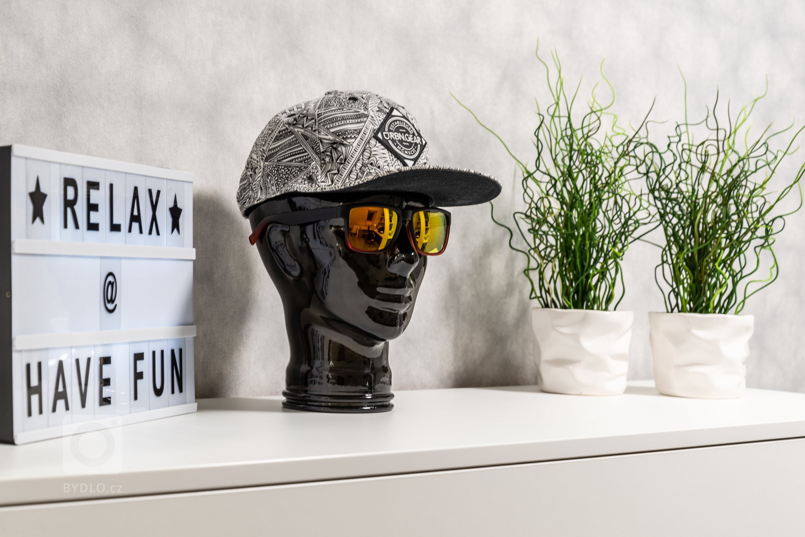 Podkrovní pokoj je přizpůsoben nárokům teenagera na pohodlí - přál si velkou a širokou postel,&nbsp;i&nbsp;nárokům na techniku - velké stoly pro PC, audio a…