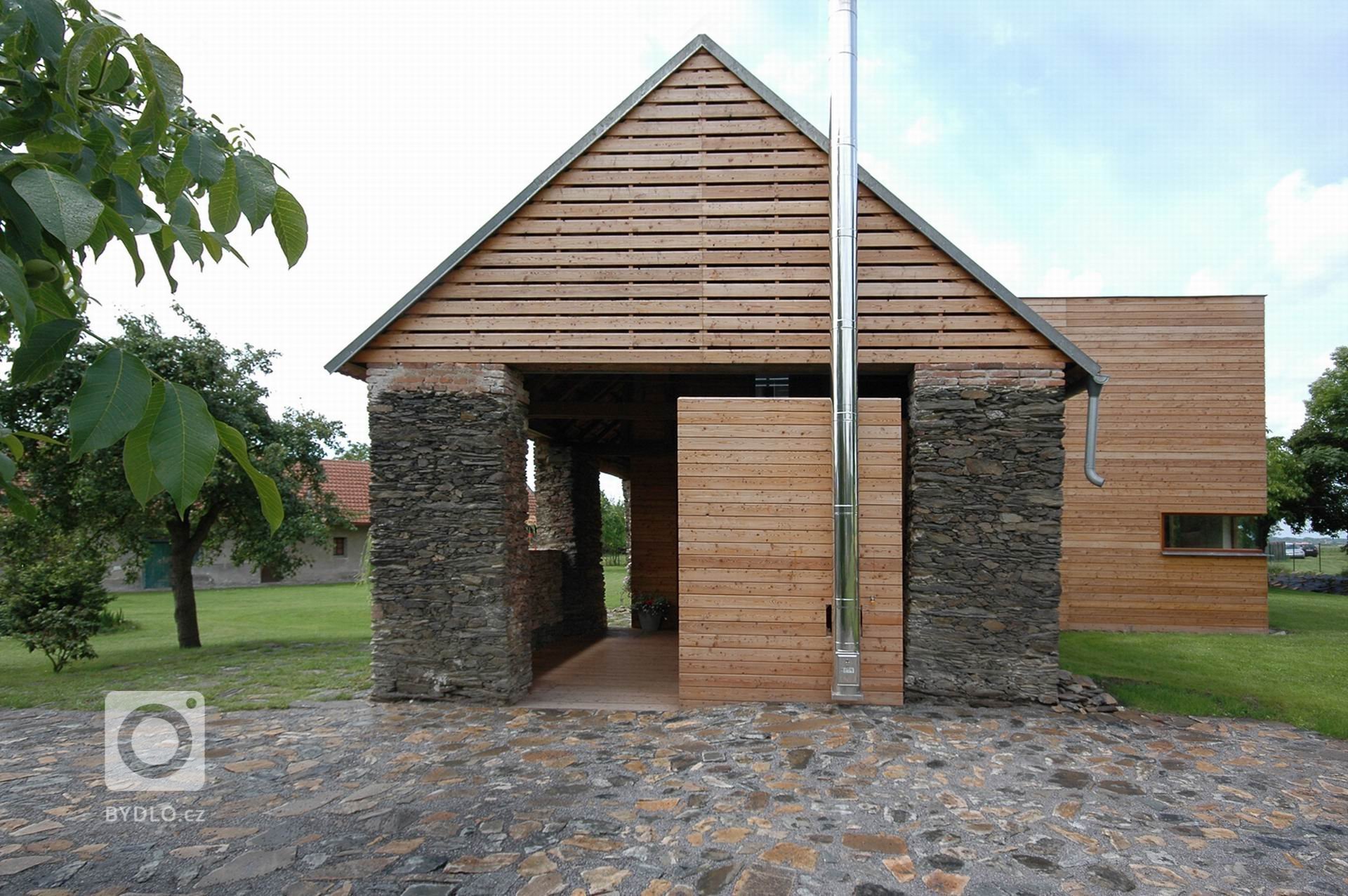 Motto: &bdquo;Využít a (ale) zachovat specifický prostor staré stodoly&ldquo;.

Kamenná stavba 150 let stará tvoří sarkofág pro novou stavbu, která je…