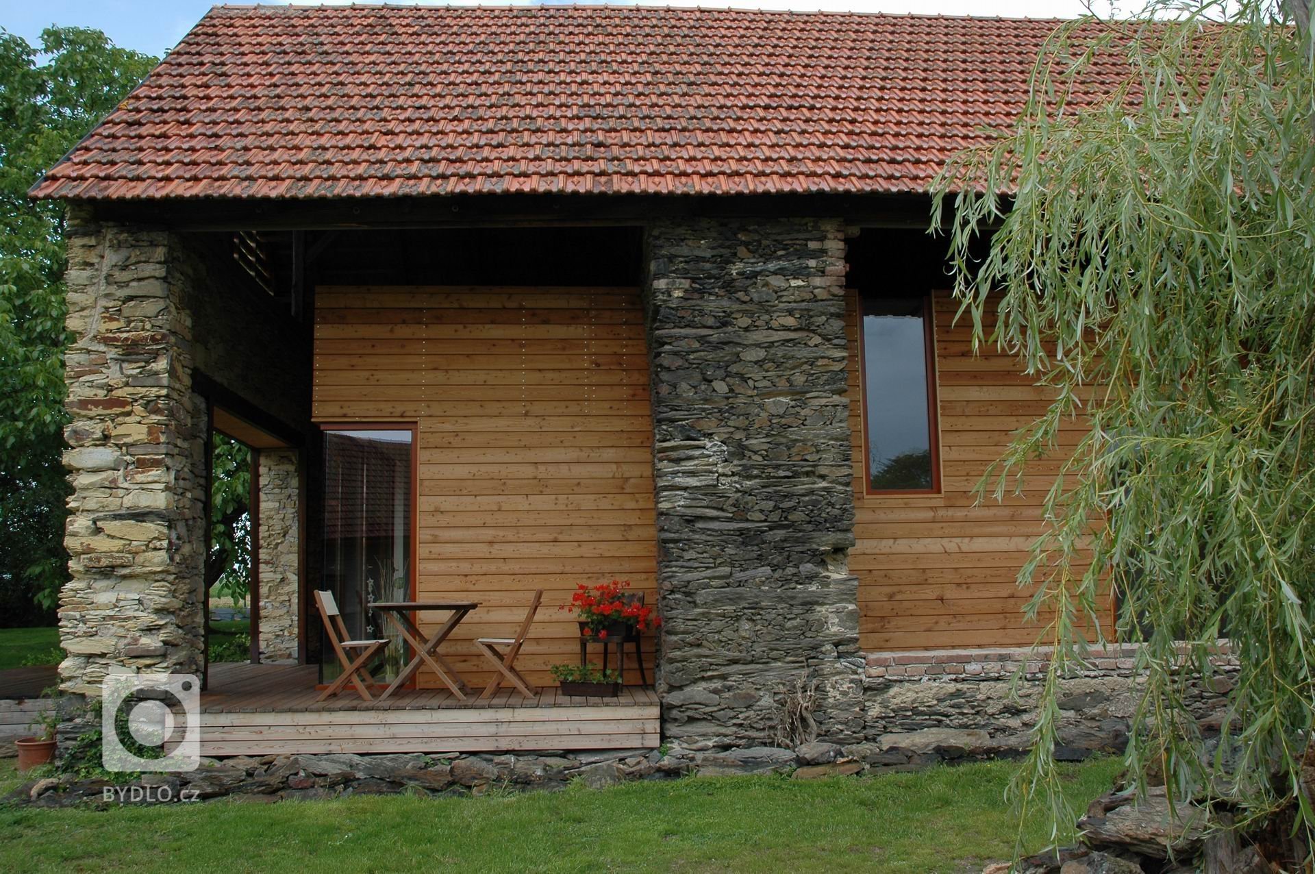 Motto: &bdquo;Využít a (ale) zachovat specifický prostor staré stodoly&ldquo;.

Kamenná stavba 150 let stará tvoří sarkofág pro novou stavbu, která je…