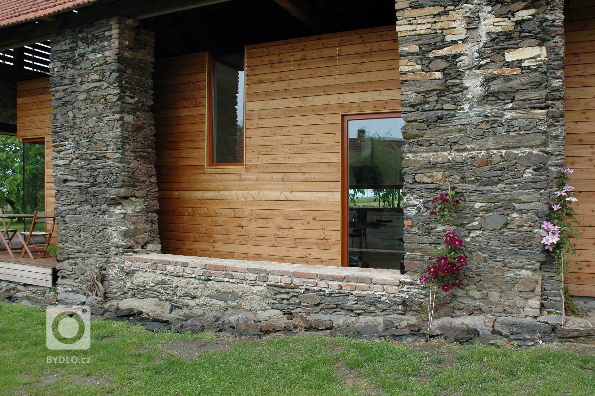 Motto: &bdquo;Využít a (ale) zachovat specifický prostor staré stodoly&ldquo;.

Kamenná stavba 150 let stará tvoří sarkofág pro novou stavbu, která je…