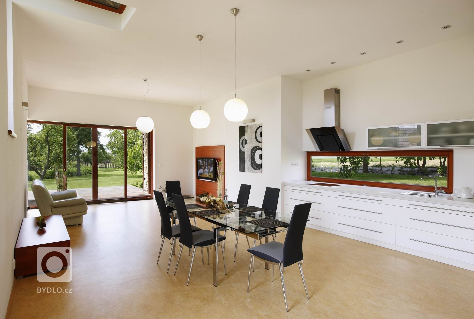 Motto: &bdquo;Využít a (ale) zachovat specifický prostor staré stodoly&ldquo;.

Kamenná stavba 150 let stará tvoří sarkofág pro novou stavbu, která je…