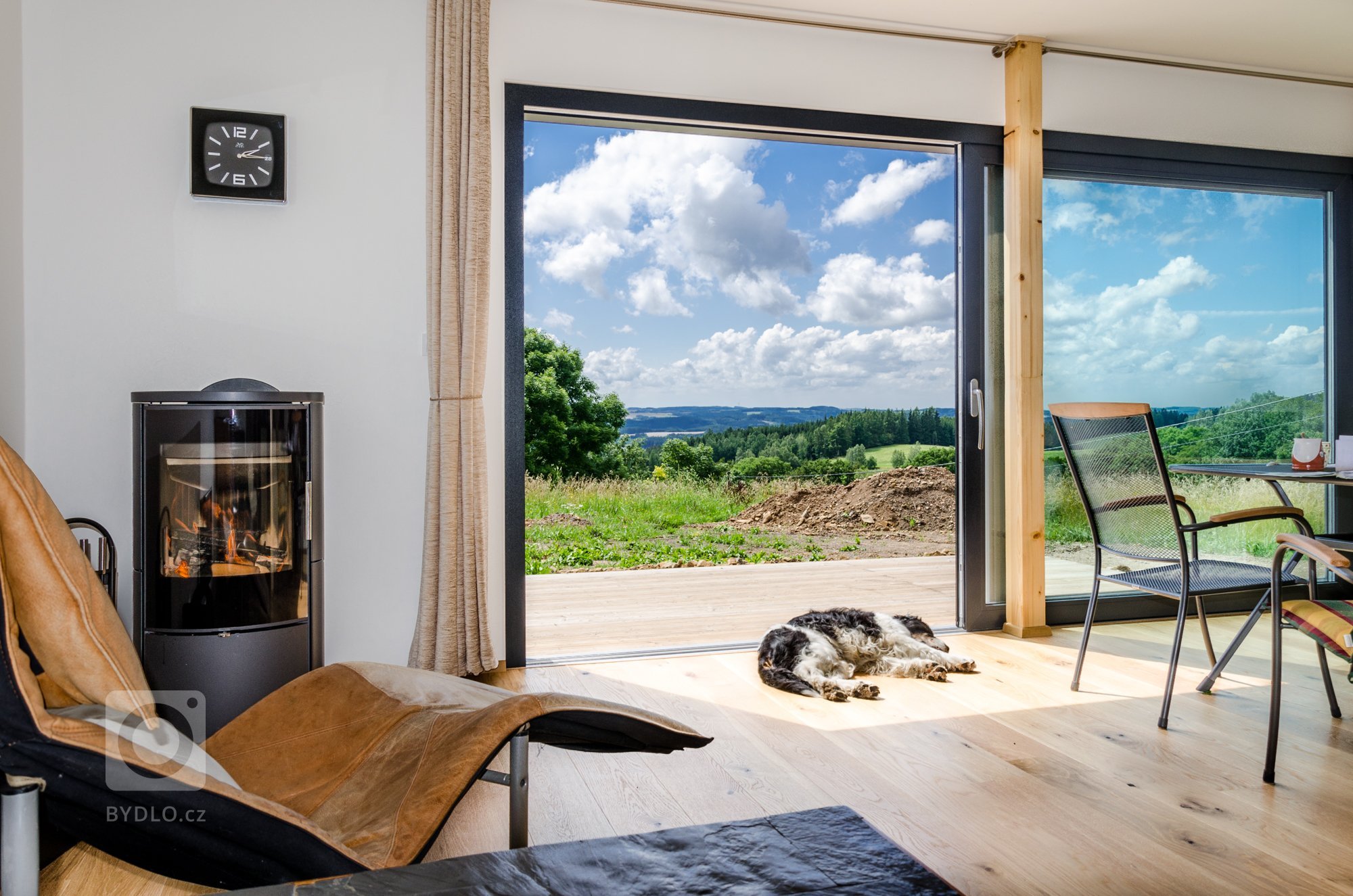 Realizace moderní chaty v krásné přírodě CHKO Broumovsko. Chata o rozměru 9x6 m s dřevěnou terasou stojí na kopci a má tak pěkný výhled do okolní krajiny.…