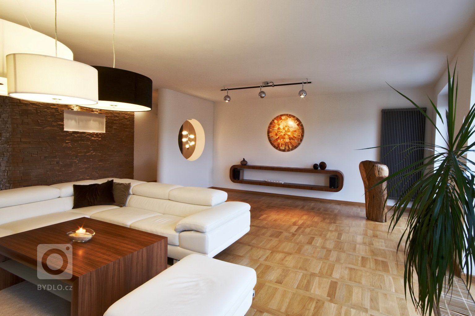 Za jeden z nejzdařilejších interiérů považujeme tento byt na Praze 6. Na přání klienta jsme jej pojali v minimalistickém stylu a hlavní roli zde sehrál dřevěný…