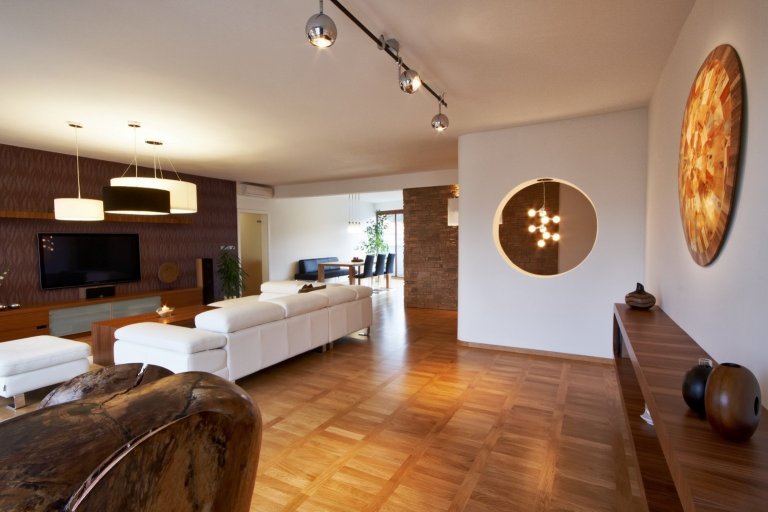 Za jeden z nejzdařilejších interiérů považujeme tento byt na Praze 6. Na přání klienta jsme jej pojali v minimalistickém stylu a hlavní roli zde sehrál dřevěný…