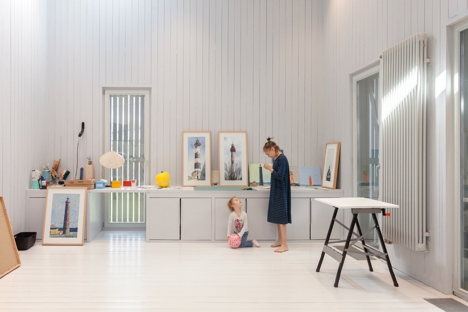 Architekt postavil jednoduchou dřevostavbu pro svou rodinu