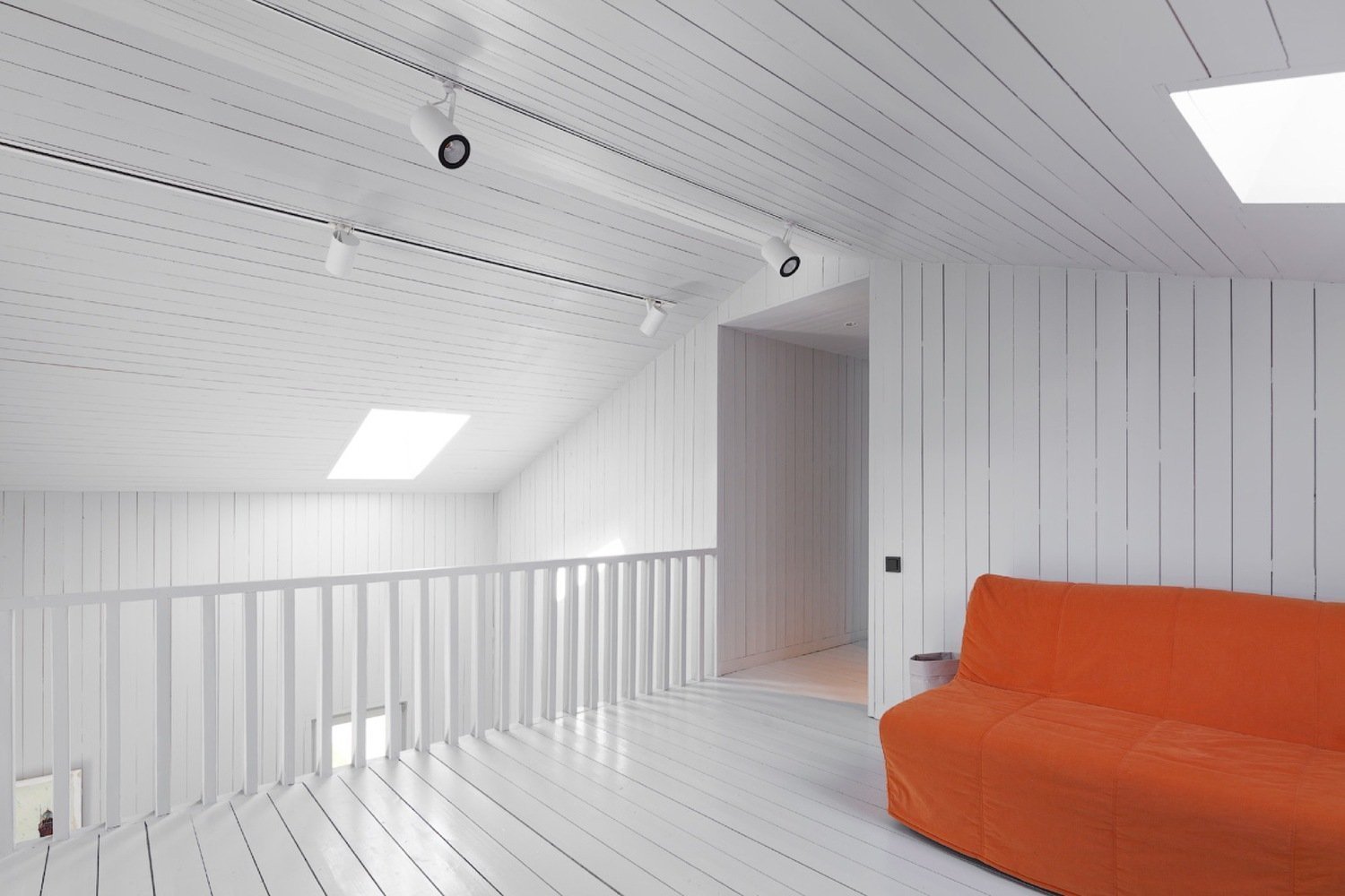 Architekt postavil jednoduchou dřevostavbu pro svou rodinu