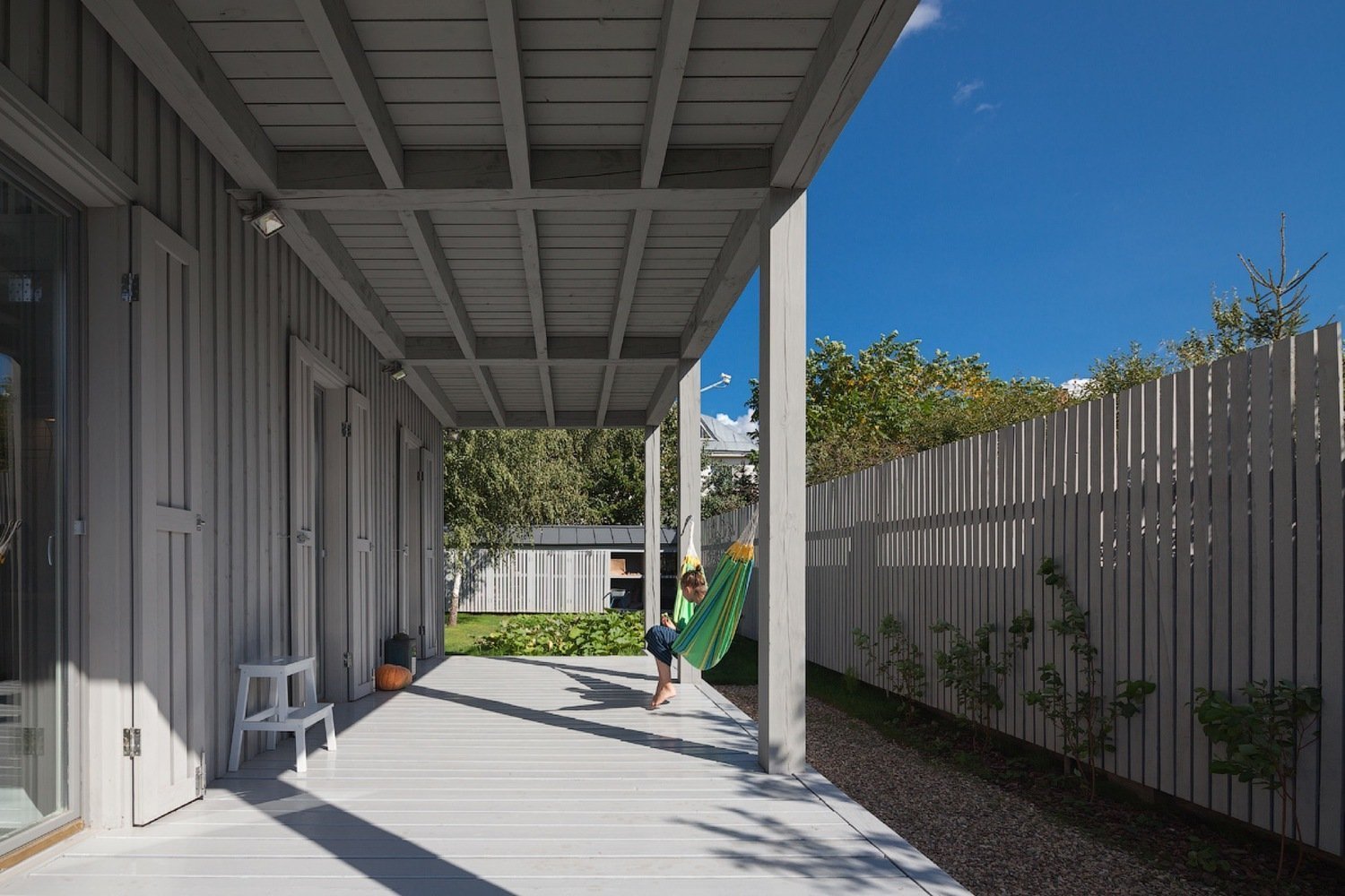 Architekt postavil jednoduchou dřevostavbu pro svou rodinu