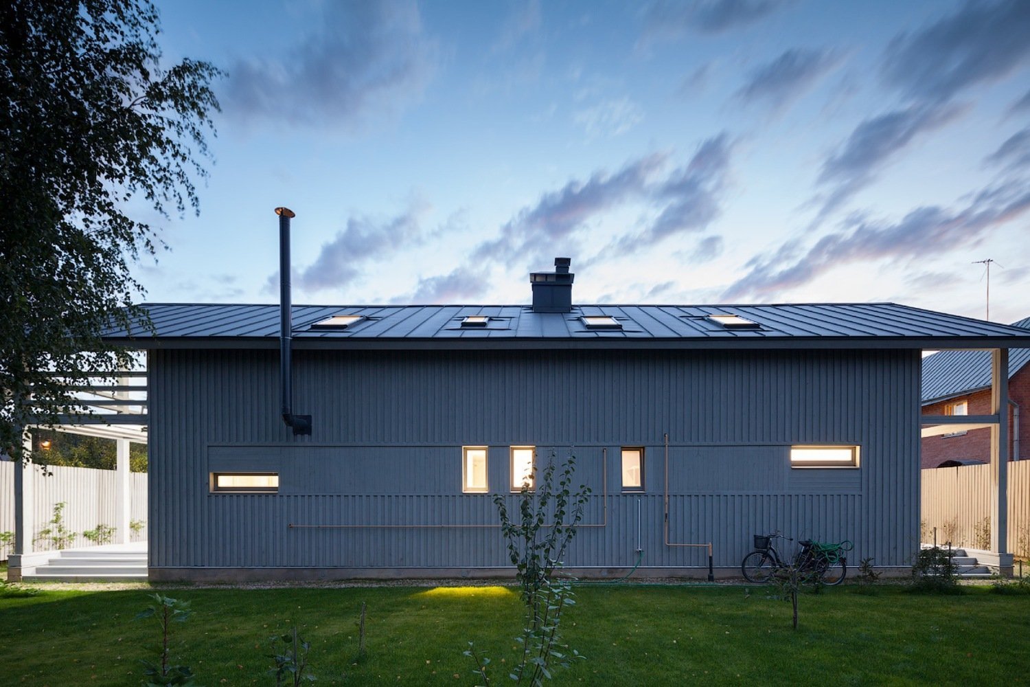 Architekt postavil jednoduchou dřevostavbu pro svou rodinu