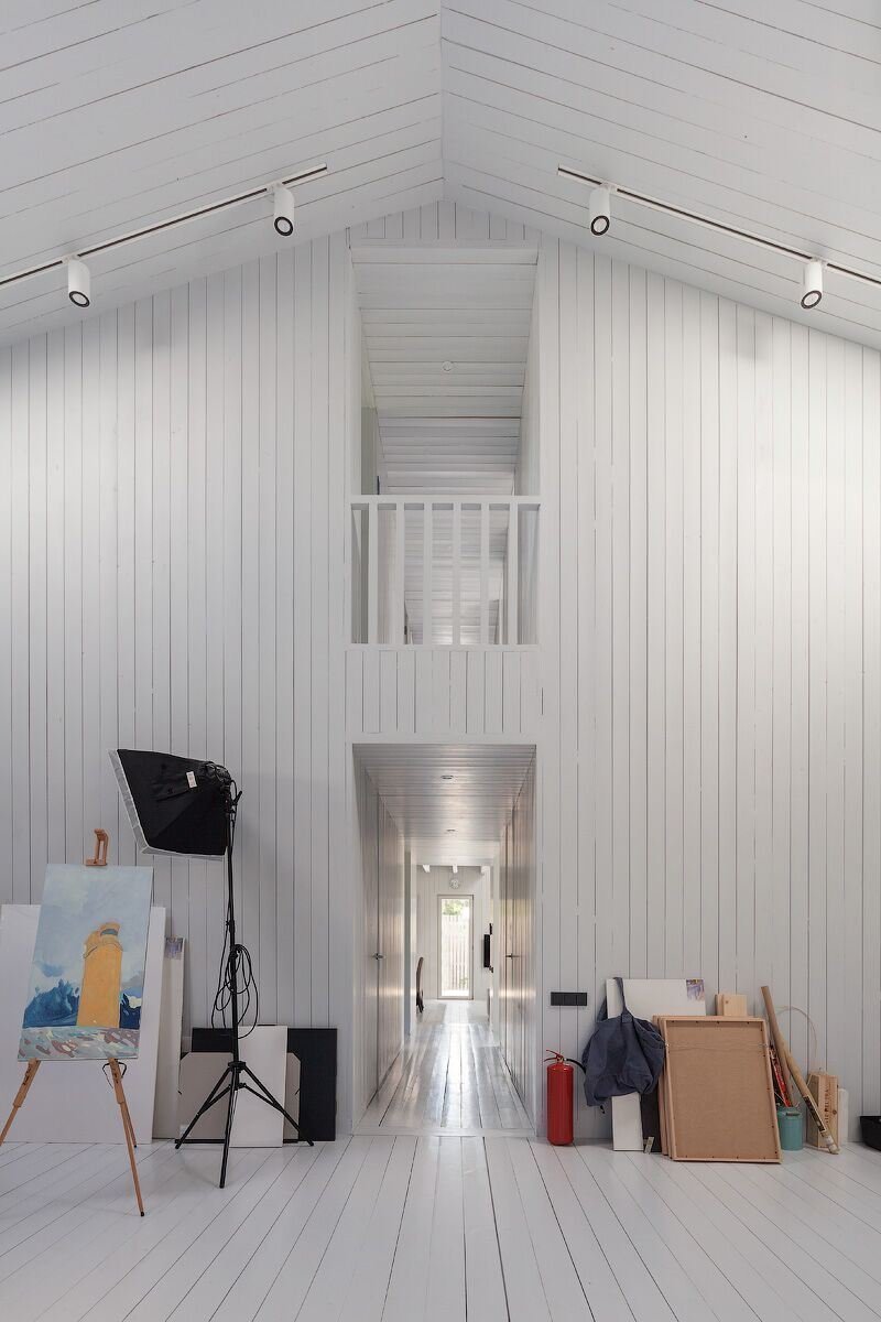 Architekt postavil jednoduchou dřevostavbu pro svou rodinu