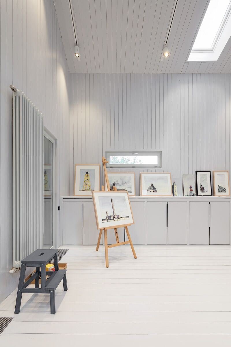 Architekt postavil jednoduchou dřevostavbu pro svou rodinu