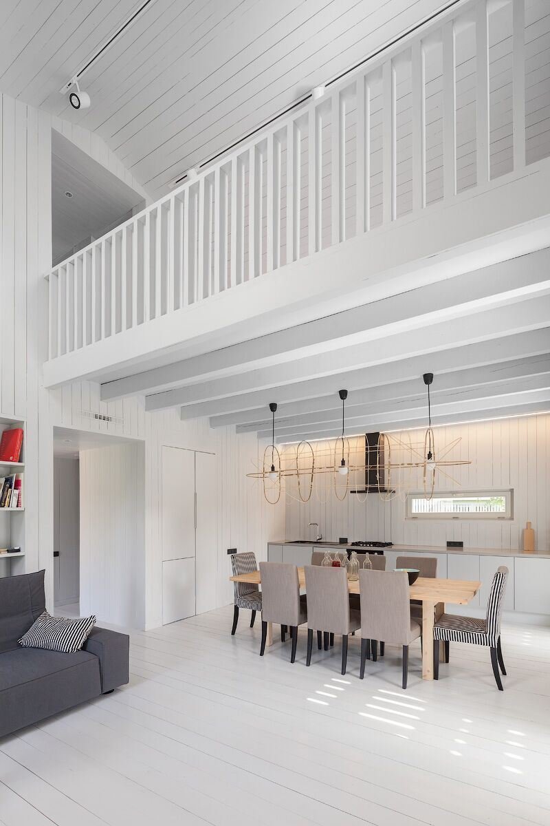 Architekt postavil jednoduchou dřevostavbu pro svou rodinu