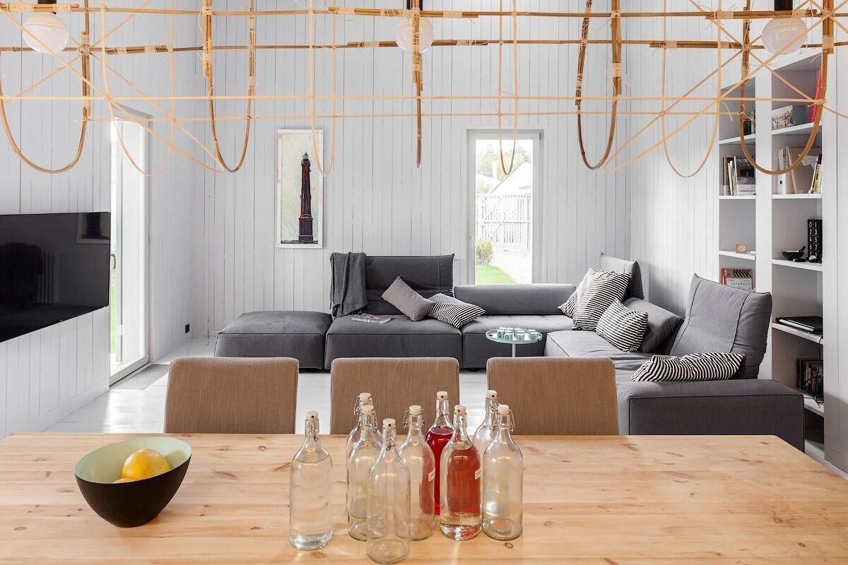 Architekt postavil jednoduchou dřevostavbu pro svou rodinu