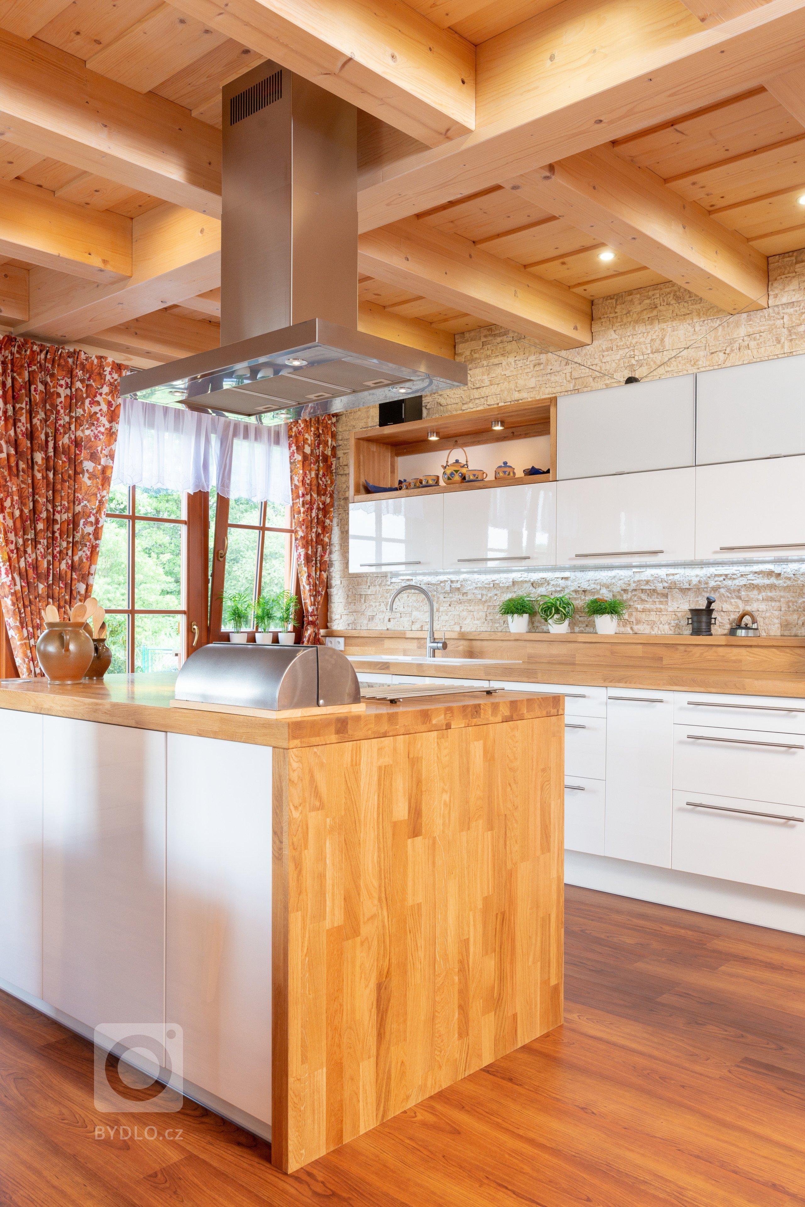 Bílá kuchyň jako záruka čistoty a elegance