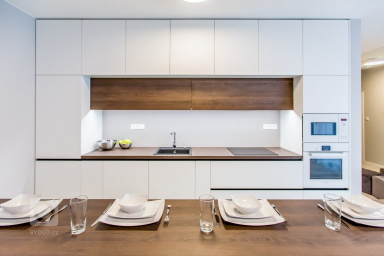Bílá kuchyň jako záruka čistoty a elegance