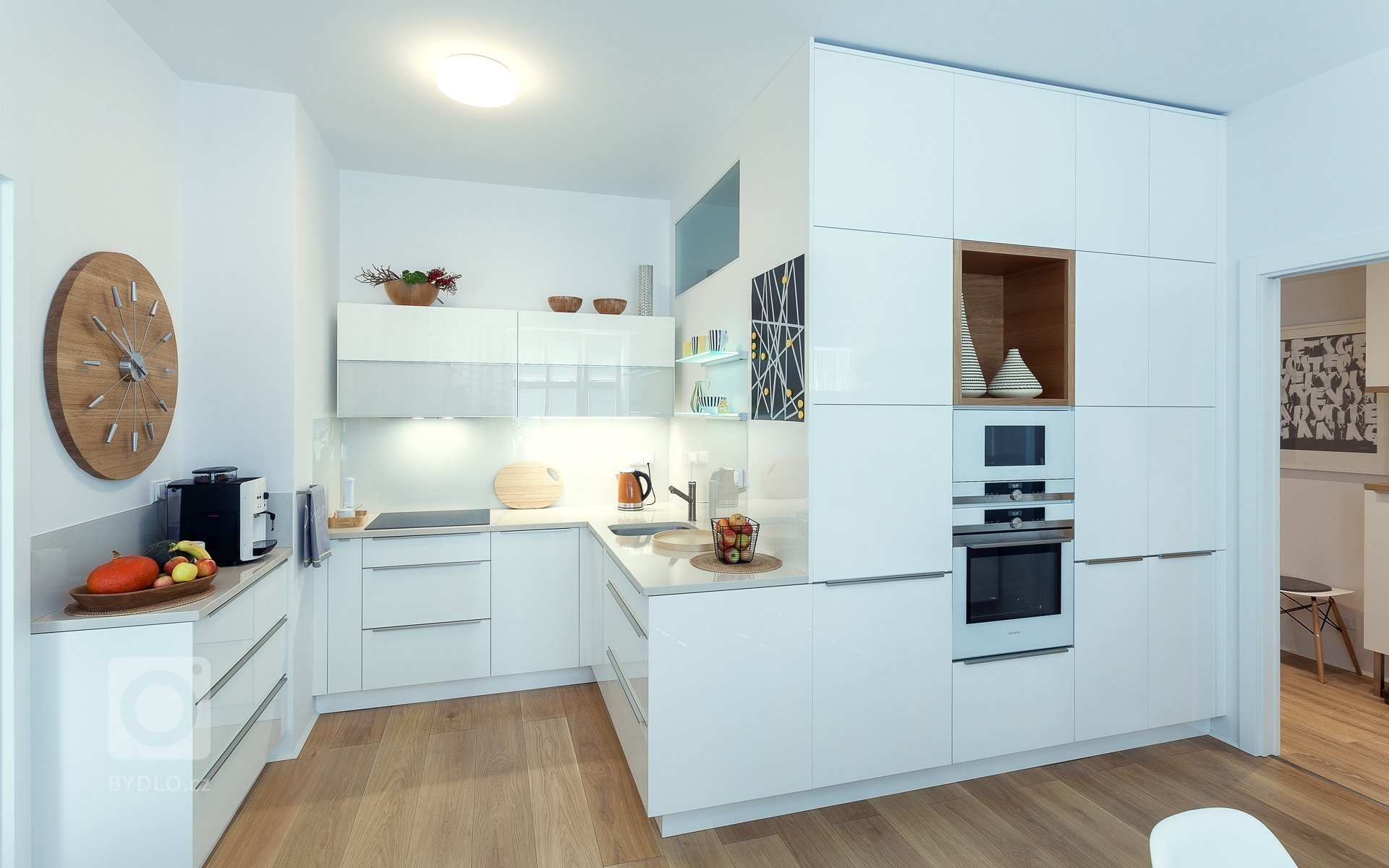 Bílá kuchyň jako záruka čistoty a elegance