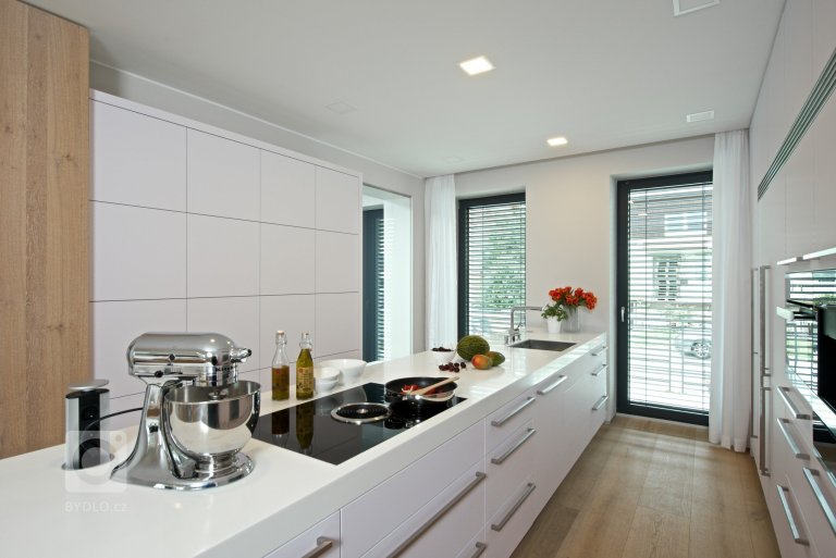 Bílá kuchyň jako záruka čistoty a elegance
