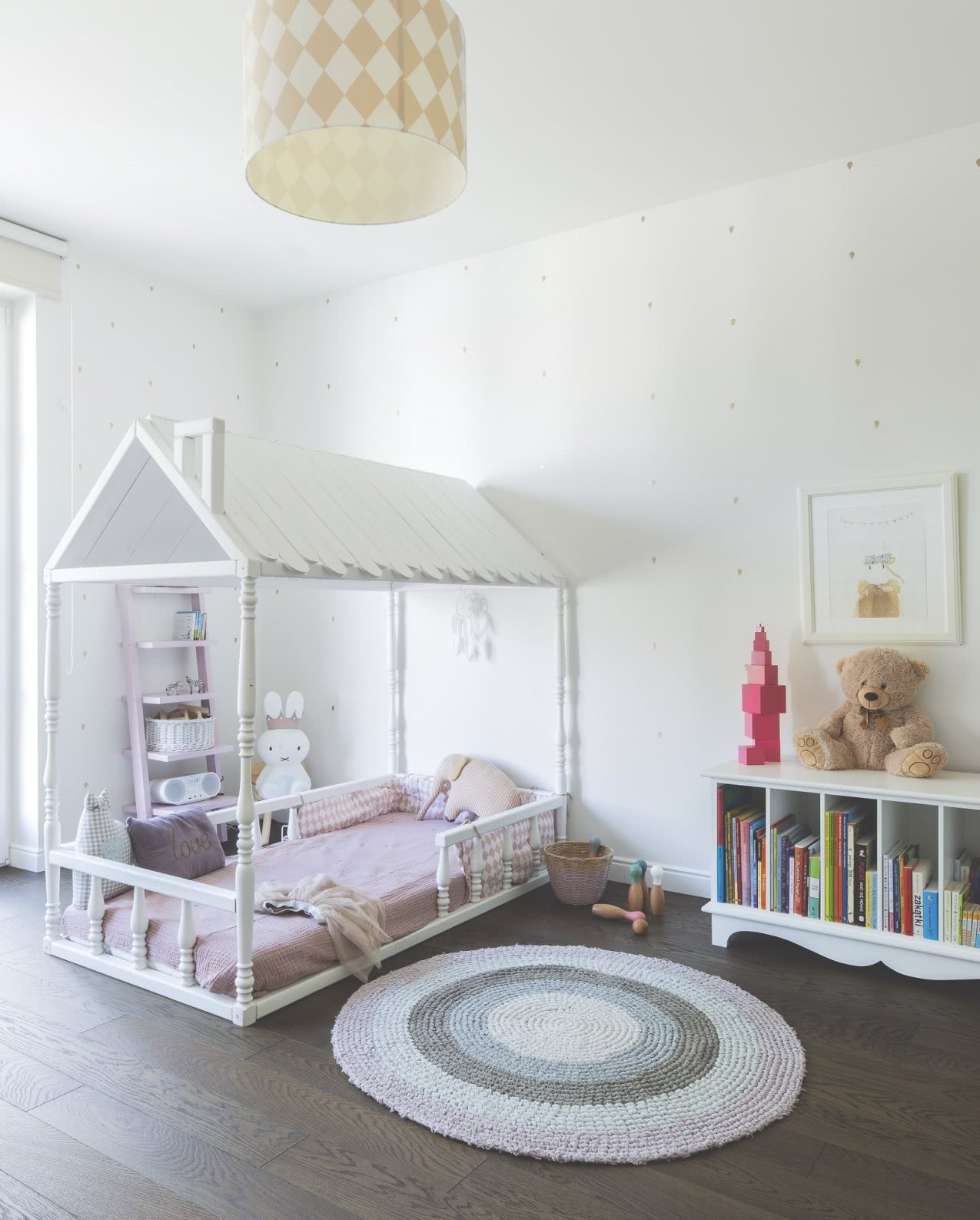 Byt v činžovním domě s atmosférou starého Londýna