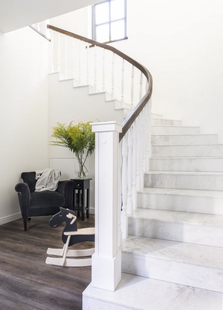 Byt v činžovním domě s atmosférou starého Londýna