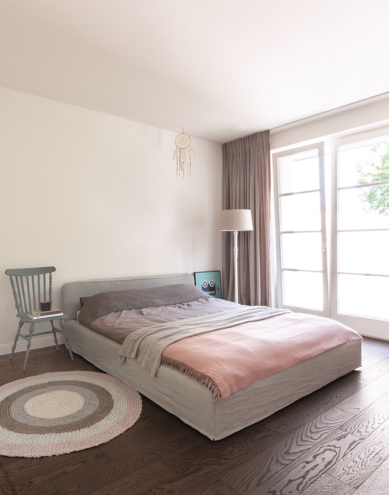 Byt v činžovním domě s atmosférou starého Londýna