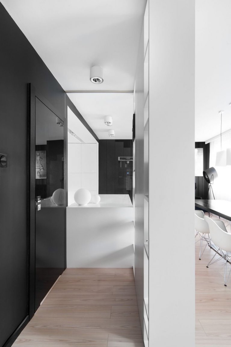 Dokonalá kombinace černé a bílé barvy v interiéru