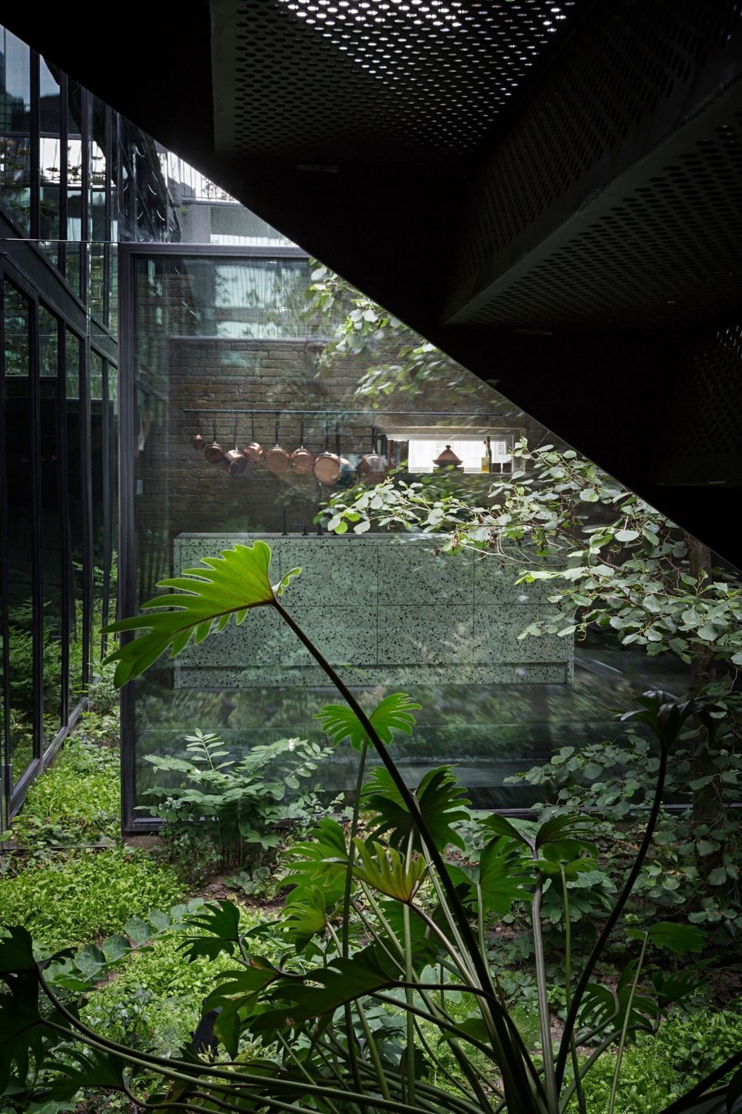 Dům, kde se ocel mísí se zelení