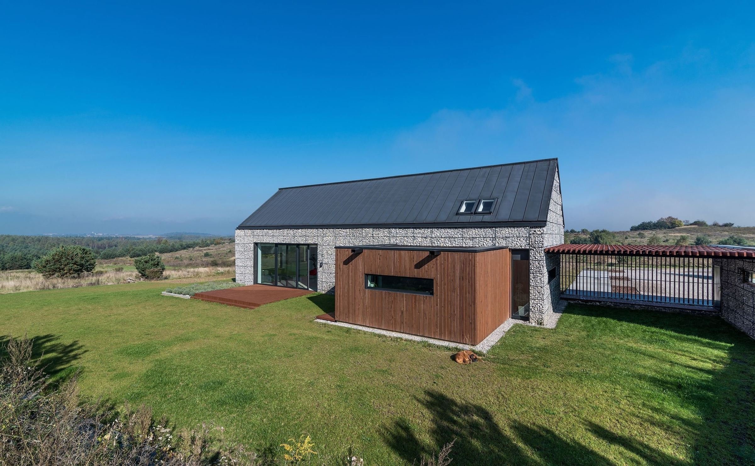 Dům s fasádou z gabionu, aneb bydlení v moderním kabátě