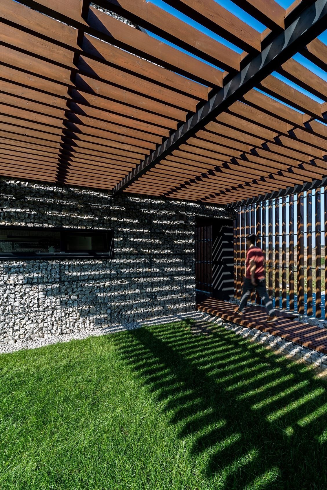 Dům s fasádou z gabionu, aneb bydlení v moderním kabátě