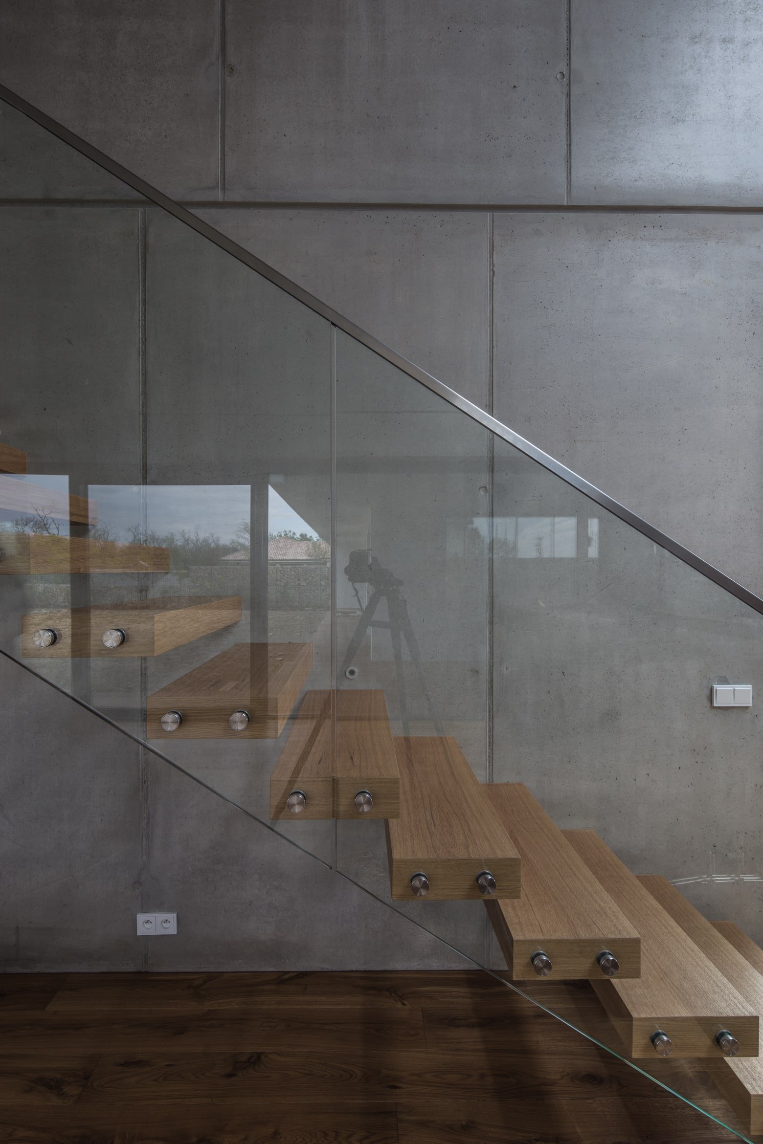 Dům s interiérem z betonu