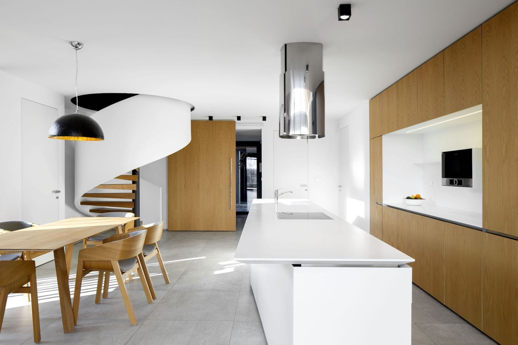 Dům složený ze čtyř celků