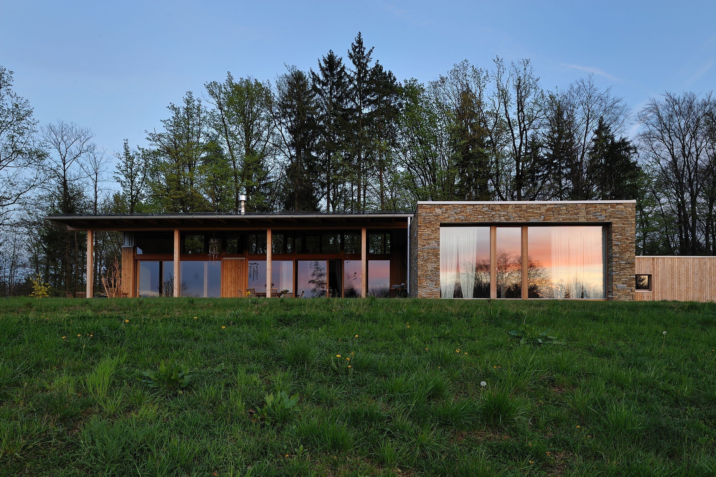 Dům stojící v blízkosti lesa