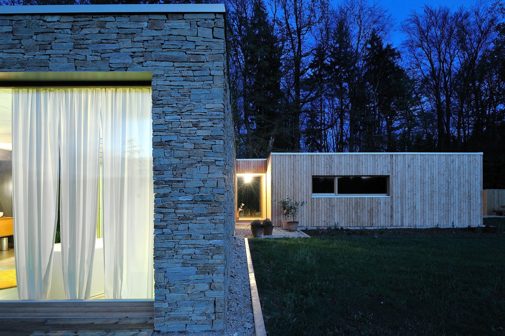 Dům stojící v blízkosti lesa