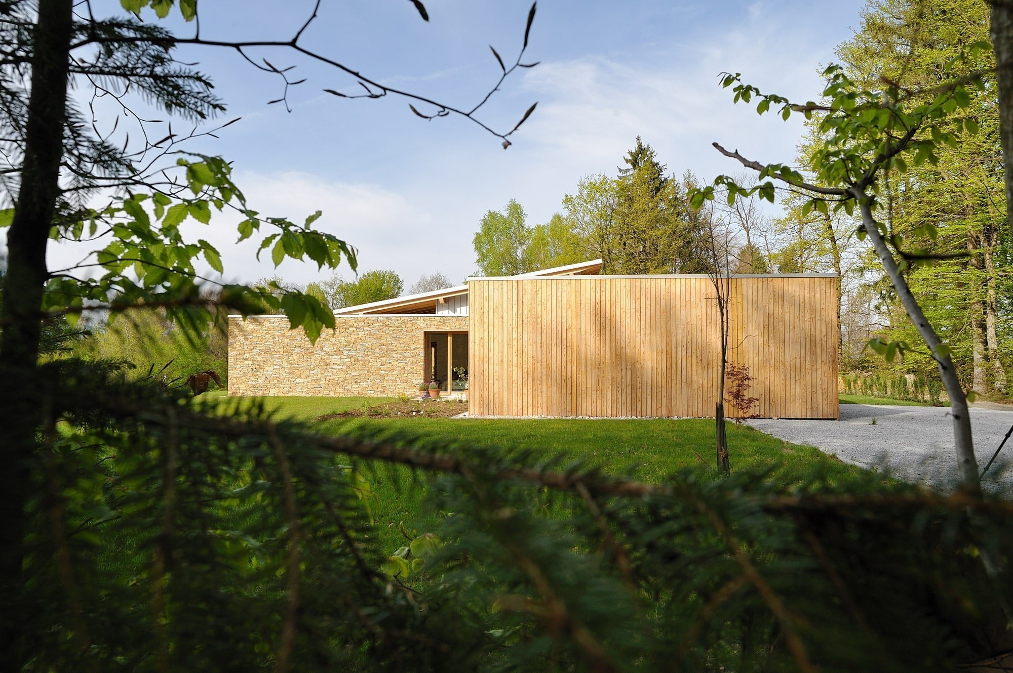 Dům stojící v blízkosti lesa