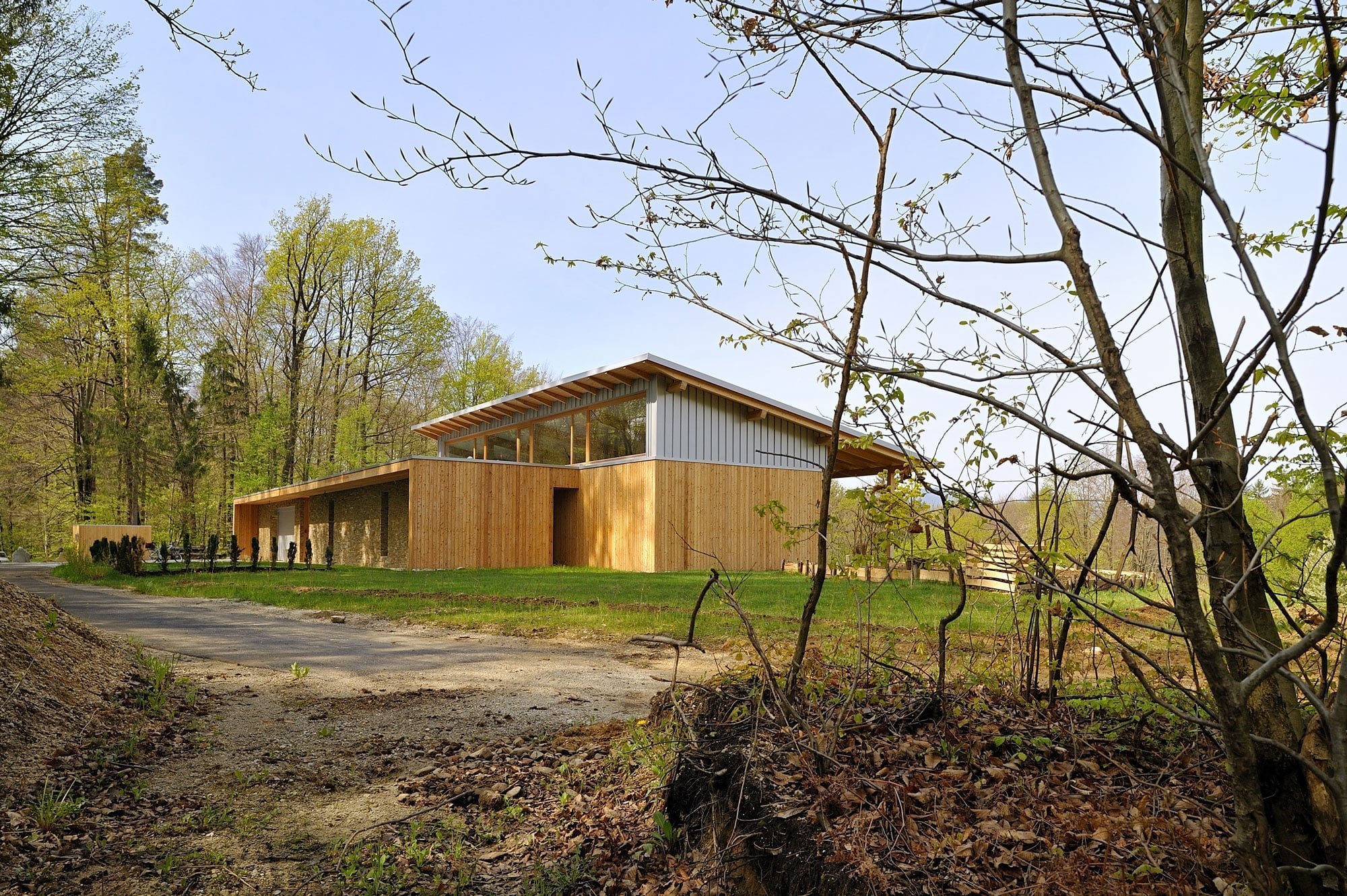 Dům stojící v blízkosti lesa