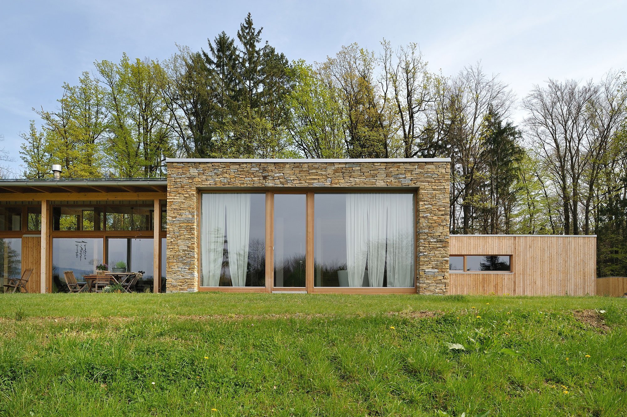 Dům stojící v blízkosti lesa