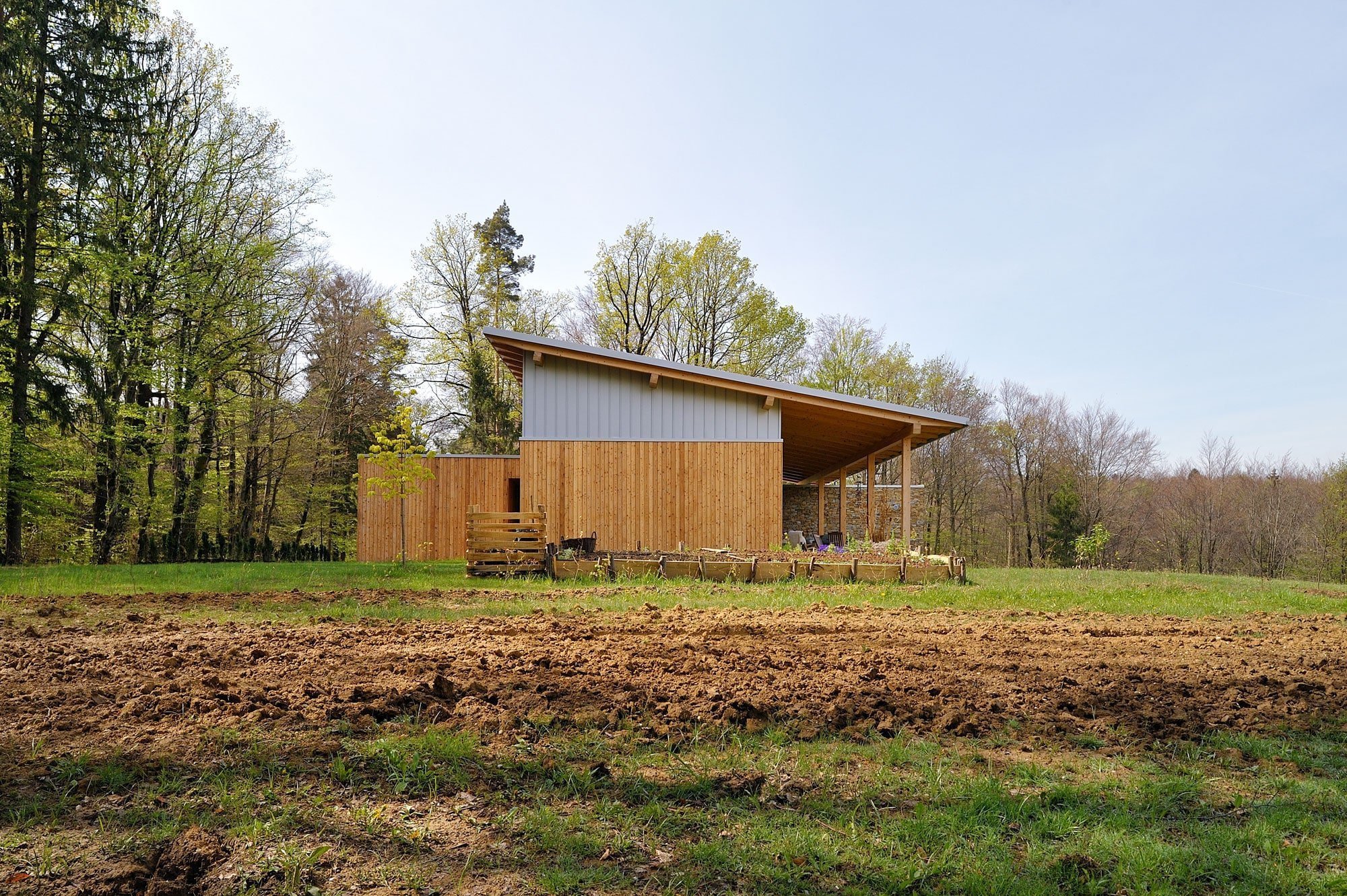 Dům stojící v blízkosti lesa