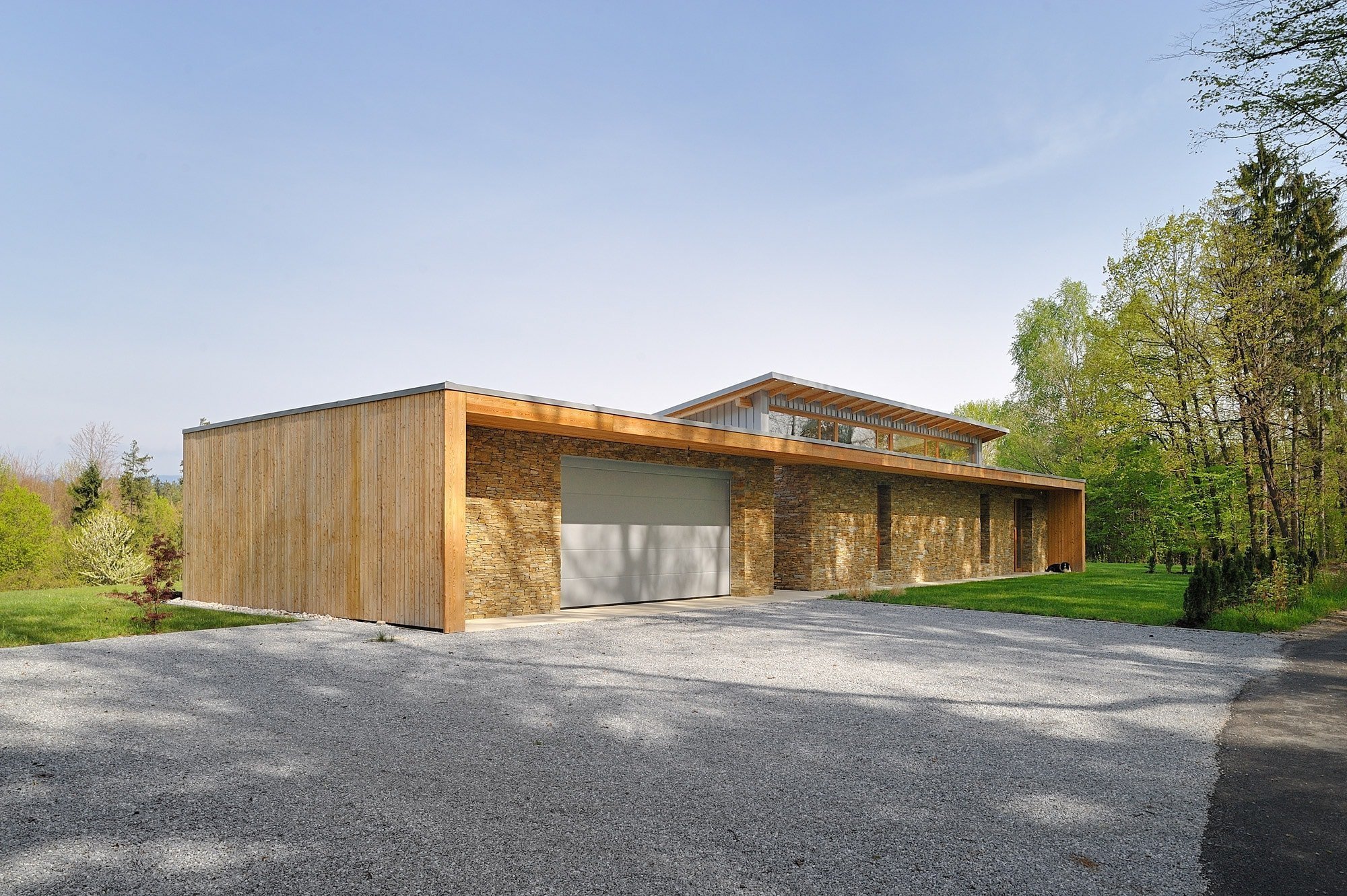 Dům stojící v blízkosti lesa